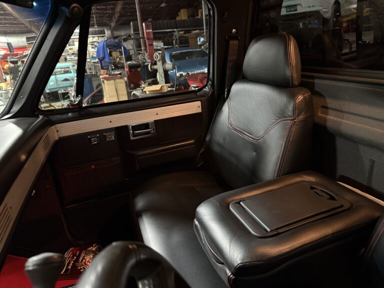 1983 Chevrolet K20 Silverado 4x4, passenger seat with fold-down center console