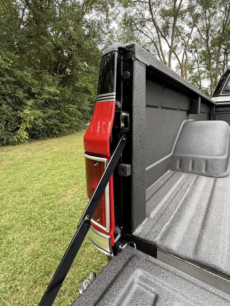 1983 Chevrolet K20 Silverado 4x4, tailgate hinge