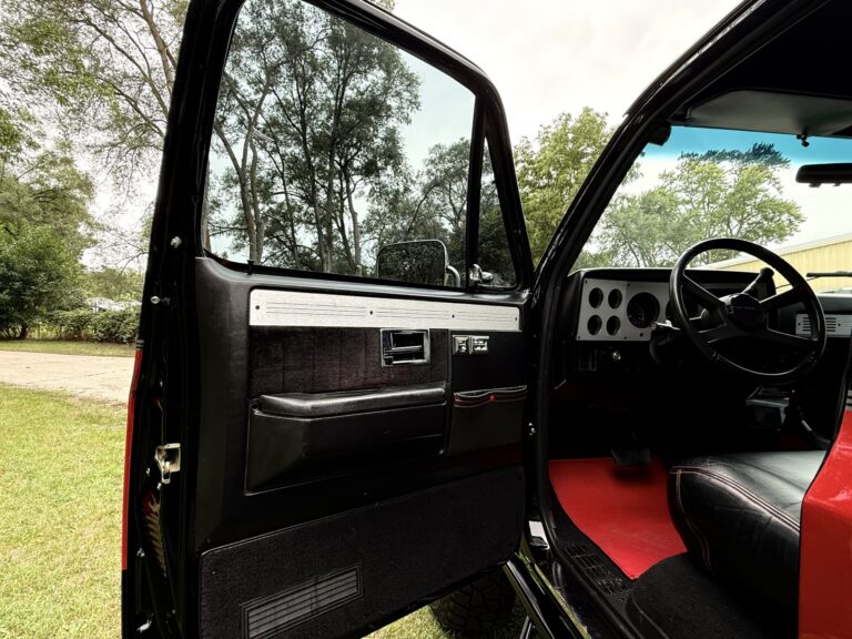 1983 Chevrolet K20 Silverado 4x4, door panel open