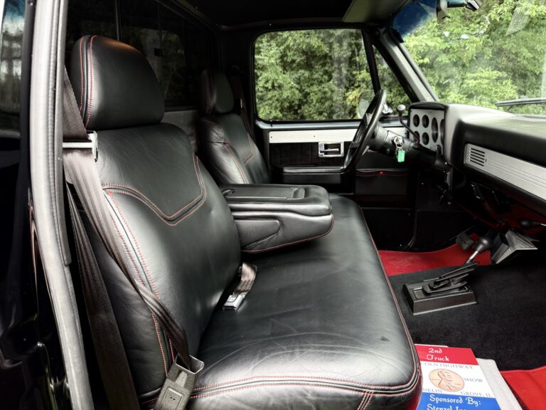 1983 Chevrolet K20 Silverado 4x4, seats and console