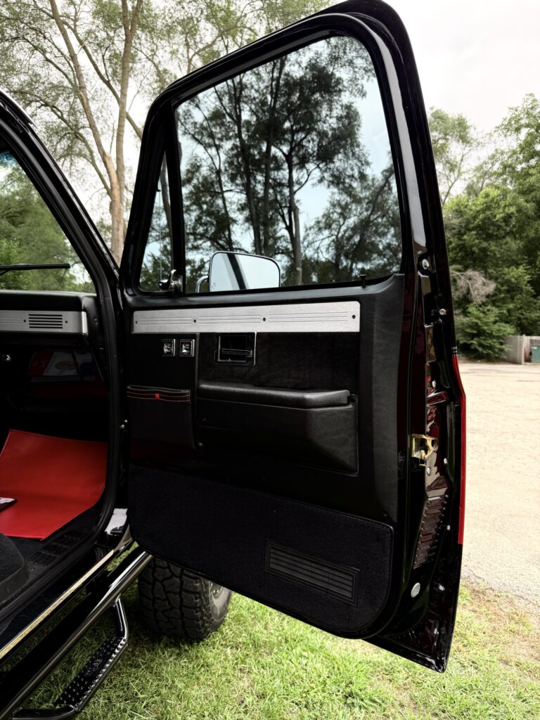 1983 Chevrolet K20 Silverado 4x4, door open interior