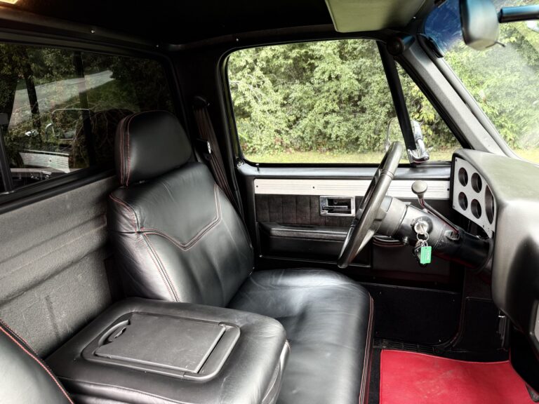 1983 Chevrolet K20 Silverado 4x4, seat and console detail