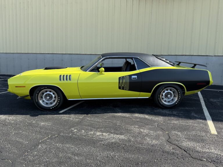 1971 Plymouth ’Cuda 440 6 Pack, driver-side profile showing the black 440 billboard and rear spoiler
