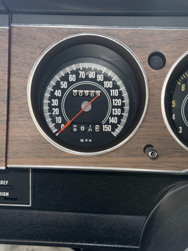 1971 Plymouth ’Cuda 440 6 Pack, Rallye 150 mph speedometer and odometer in the woodgrain dash